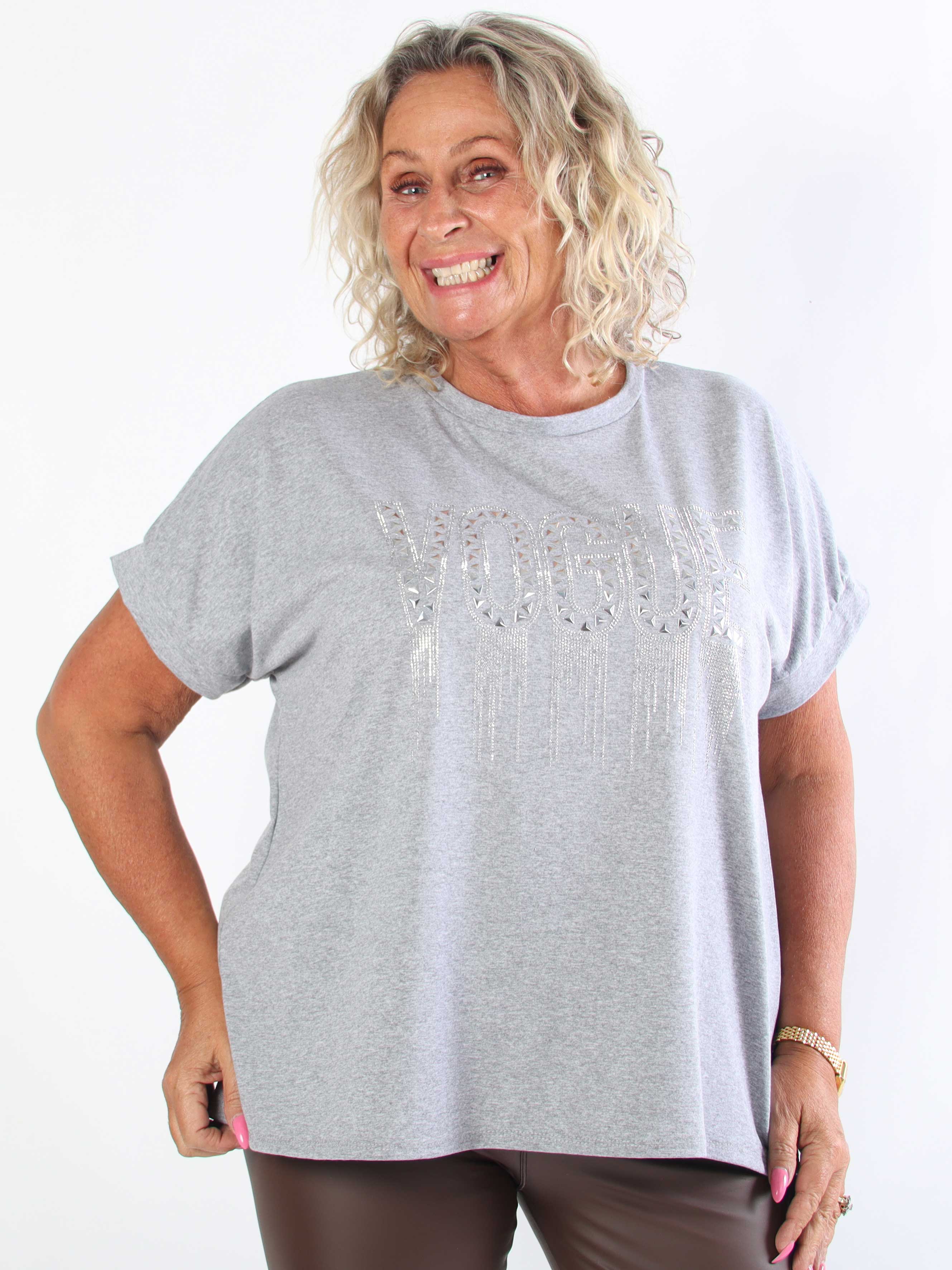 Carna - Plus size t-shirt i bomuld med VOGUE på brystet med fine similisten
